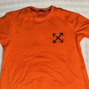 Off-White t-shirt - En somrig t-shirt i bra kvalite! A- kvalite