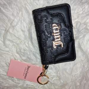 Super fin liten Juicy Couture Plånbok! Juicy couture lappen finns kvar och den är helt ny! Köpt för 599kr, säljer för 450kr. Går ej att köpa någonstans längre!🥰