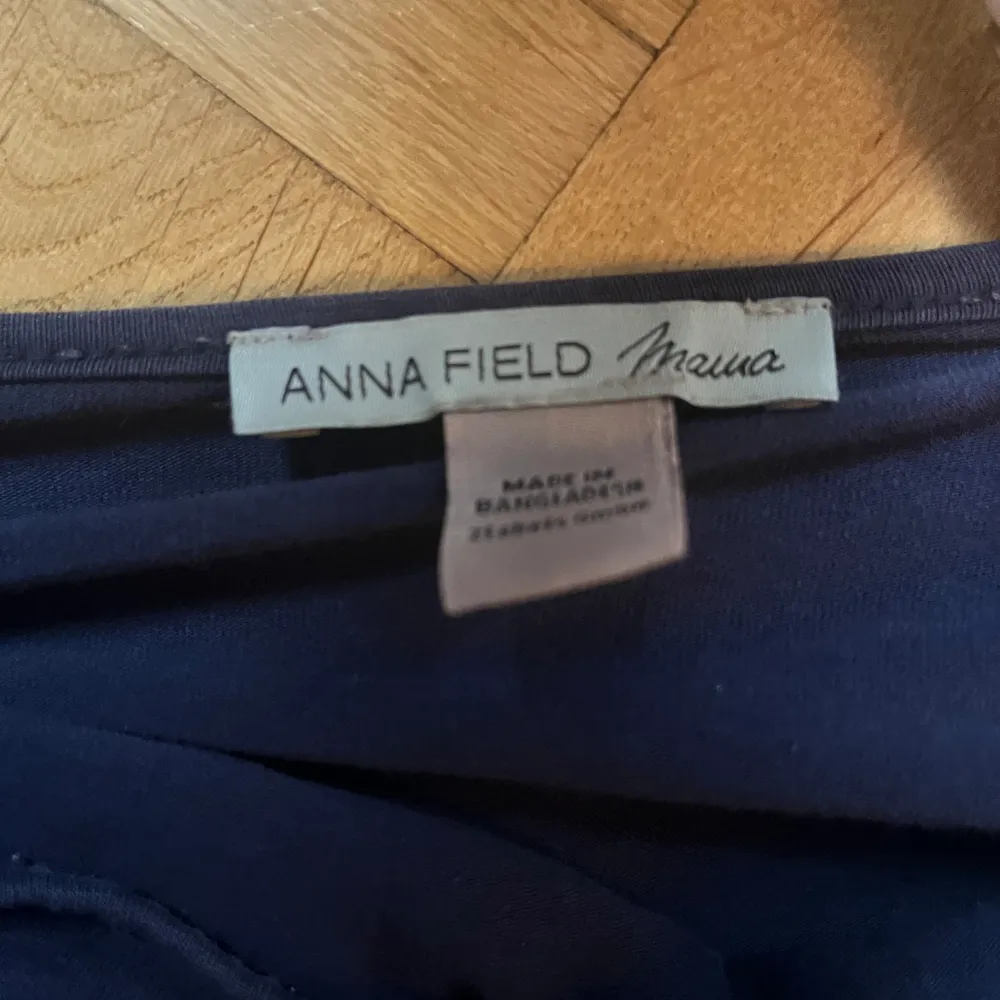 Ett jättefint linne ifrån Anna field i storlek M men är då för stort för mig och därför säljar jag det . Toppar.