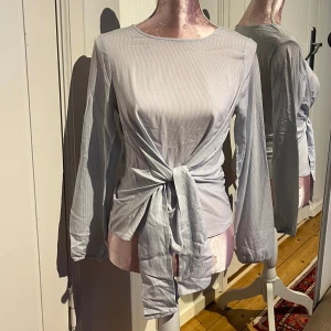 Blus - Blus ränder och knytning 🩵🤍 står inte storlek men sitter som en S/M