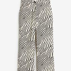 Super fina och trendiga byxor från HM i zebramönster, helt slutsålda på hm och kommer inte tillbaks i lager igen! Skriv vid fler frågor!💖