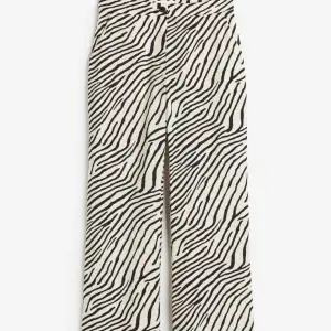 Super fina och trendiga byxor från HM i zebramönster, helt slutsålda på hm och kommer inte tillbaks i lager igen! Skriv vid fler frågor!💖