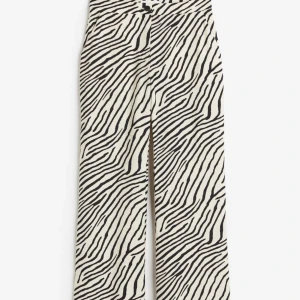 Zebra byxor hm - Super fina och trendiga byxor från HM i zebramönster, helt slutsålda på hm och kommer inte tillbaks i lager igen! Skriv vid fler frågor!💖