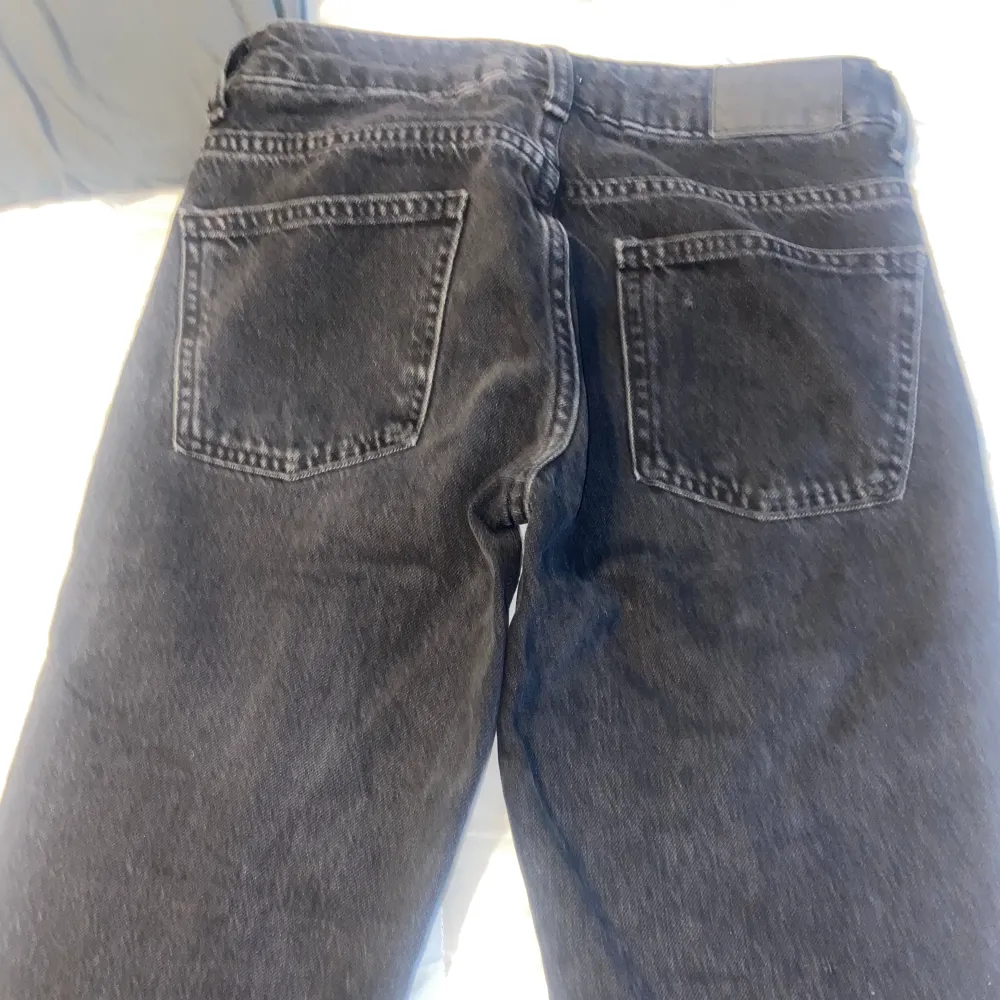 Är i storlek Xxs passar nog en xs som är lite kort i sin längd, inga stora märkbara märken på byxorna . Jeans & Byxor.