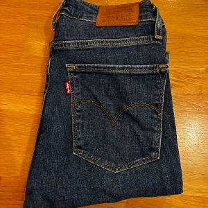 Levis jeans - High rise skinnyjeans från Levi’s, storlek 26 i midjan, skulle säga passar XS, kanske S, jag är 162 och längden är bra för mig.