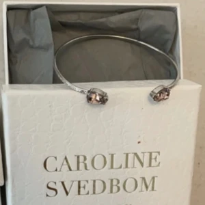 Armband  - Armband från Caroline Svedbom aldrig använd. Silver med rosefärgad Sten. Säg till för fler bilder! 