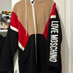 Kappa - En kappa från Love Moschino. Använt väldigt få gånger. Materialet är mest ull med lite mix av annat. Trots wtorleken tror sen passar en mindre om man vill ha en lite mer avslappnad form.