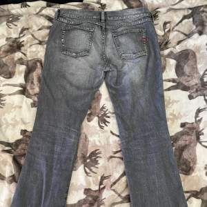 Det här är en gammal modell på diesel jeansen, och nypriset på de jeans som säljs idag på deras hemsida ”se.diesel.com” så kostar de mellan 1000-2500kr. Och då går jag ner till 550kr på dessa jeans. Vet ej om den här modellen kan vara svår att hitta.