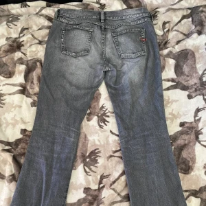 Diesel jeans - Det här är en gammal modell på diesel jeansen, och nypriset på de jeans som säljs idag på deras hemsida ”se.diesel.com” så kostar de mellan 1000-2500kr. Och då går jag ner till 550kr på dessa jeans. Vet ej om den här modellen kan vara svår att hitta.
