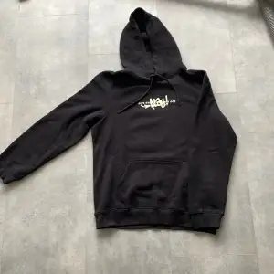 En hoodie i storlek M som inte har varit använd Helt ny  Bra skick