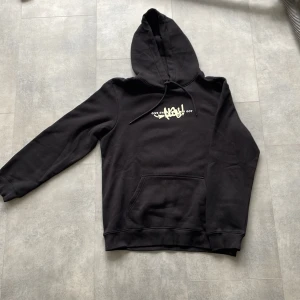Säljer oanvänd hoodie - En hoodie i storlek M som inte har varit använd Helt ny  Bra skick