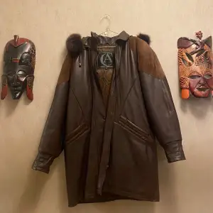 Thrifted, size 42, have never been used by me, it’s oversized so it has a lot of room. It has a cool vintage pattern inside and brown leather on the outside, it has a hood with fur on it  Measurements take laying flat:  Pit to pit: 62 cm Length: 95cm