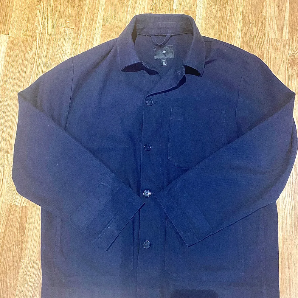 Säljer denna overshirt jackan i marinblå från hm som passar perfekt nu inför våren!. Jackor.