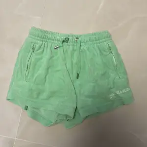 Fina shorts från Juicy Couture som passar perfekt till sommarkvällar. Fin härlig grön färg som sticker ut lite. Inga defekter och endast använd en eller två gånger. storlek xs men passar även S. Finns även matchande kofta och linne i min profil💞