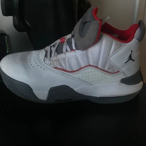 Skor/jordan - Säljer mina Jordan då dom inte kommer till användning längre. Skorna fungerar felfritt och är i ett ungefär oanvända då dom använts under en sommar.  Köpta för 1900kr säljer dom för 1100kr pris går att diskuteras.