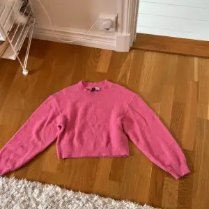 En rosa stickad tröja från H&M. Säljer den pga att den är lite för kort för min smak. Nypris:200kr. Den är lite nopprig men i bra skick! Kontakta mig för fler bilder!👍🏻