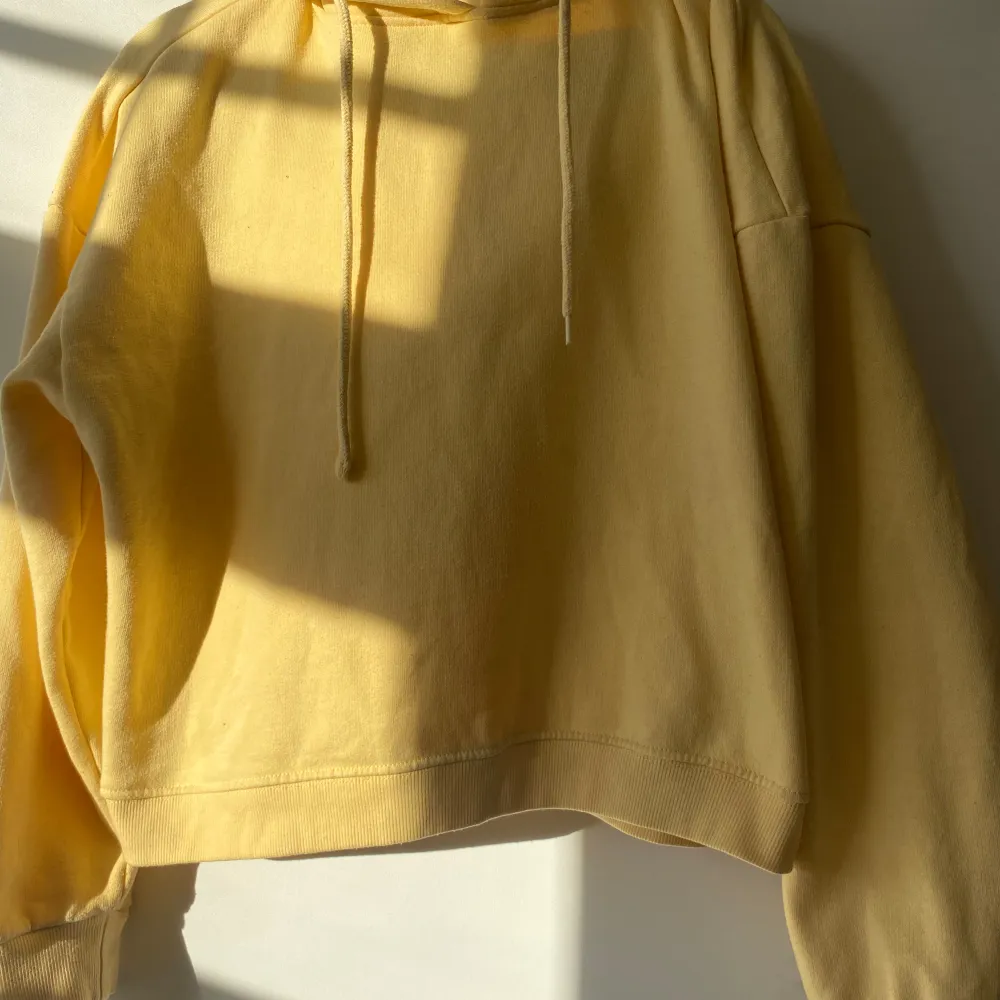 Gullig gul crop hoodie!! Den är jätte fin, anvädit den typ 2/3 ggr. Från lager 157😘. Hoodies.