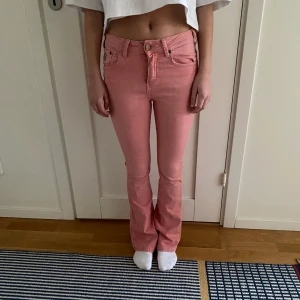 Lois jeans  - As snygga bootcut jeans i rosa från Lois💕