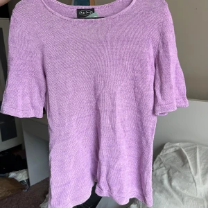 Stickad T-shirt - Jättesöt lila stickad T-shirt, oanvänd. Står inte vilken storlek men funkar för S/M.