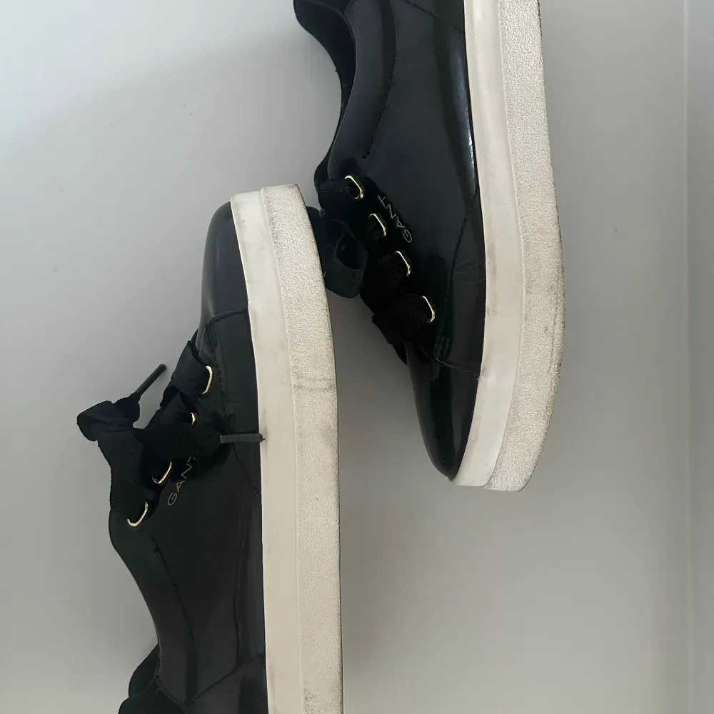 Svarta sneakers med vit sula från GANT 💕 Andvända två gånger, nyskick! Storlek 37 Nypris ca 1300kr. Skor.