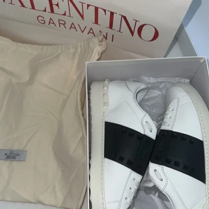 Valentino skor - Intressekoll på mina valentino skor med svarta nitar i storlek 44 vid funderingar hör av er och pris kan diskuteras.