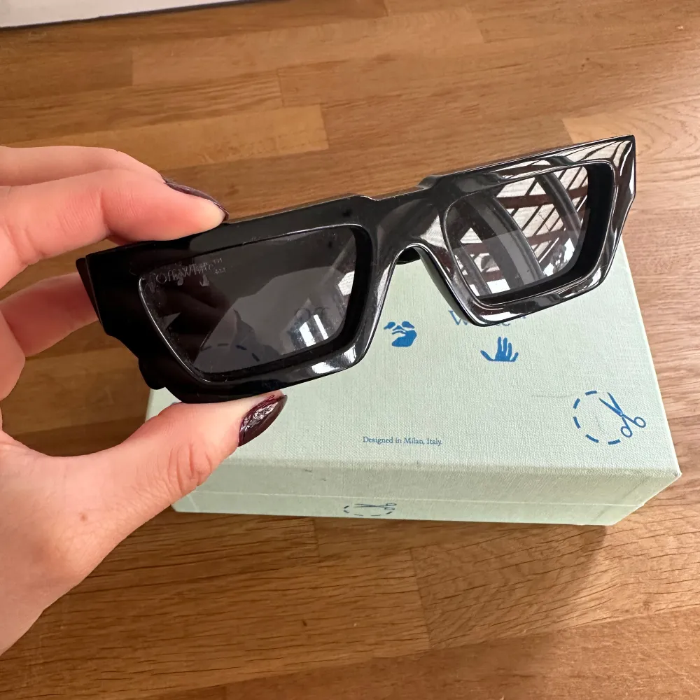 Sälj helt oanvända Off White Solglasögon i svart! Köpta på farfetch i unisex modell. Digitalt kvitto kan skickad med, samt allt på bilden! Skriv för fler frågor, prisförslag eller fler bilder! 💞. Accessoarer.