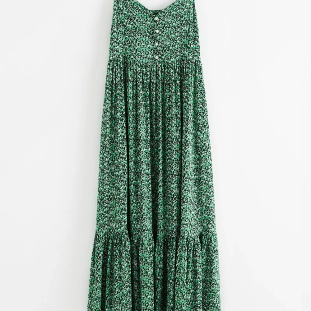 Säljer denna superfina gröna långklänningen från Lindex. Aldrig använd med lapp kvar.  Lånade bilder skriv gärna för egna 🥰. Klänningar.