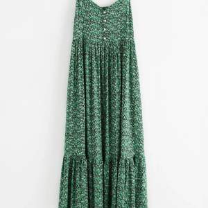 Säljer denna superfina gröna långklänningen från Lindex. Aldrig använd med lapp kvar.  Lånade bilder skriv gärna för egna 🥰