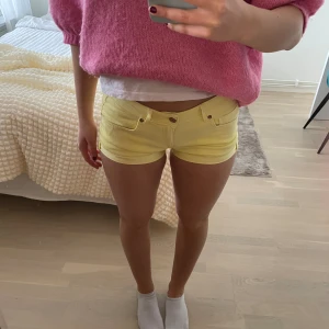 Lågmidjade shorts  - Gula lågmidjade shorts, helt nya med prislapp på!! 💞💞