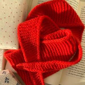 Säljer min röda sophie scarf, köpt i Köpenhamn med prislapp kvar!!💖