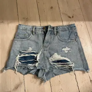 Super snygga jeans shorts i bra skick. De är försmå för mig vilket är varför jag säljer dem. Skriv om ni har fler frågor eller funderingar💞