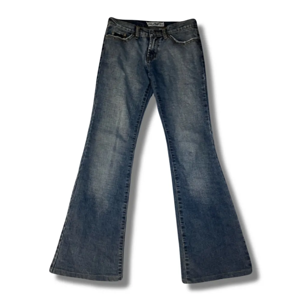 Ett par fina low rise - flare jeans som inte kommer till användning. I fint skick, inga defekter. Skriv om du har några funderingar!. Jeans & Byxor.