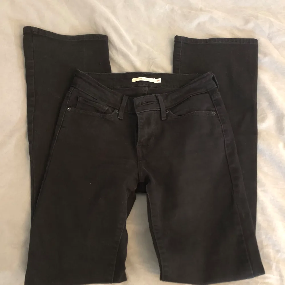 Lågmidjade bootcut levis jeans i svart. I gott skick. Skriv om det är några frågor eller vill se fler bilder 🩷. Jeans & Byxor.
