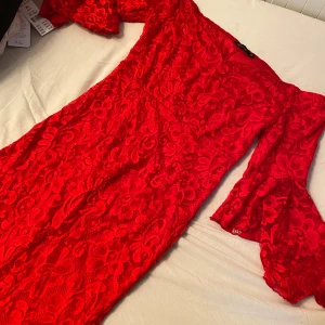 röd klänning  - storlek M nästan aldrig använd. (säljer åt min mamma ) storlek M 