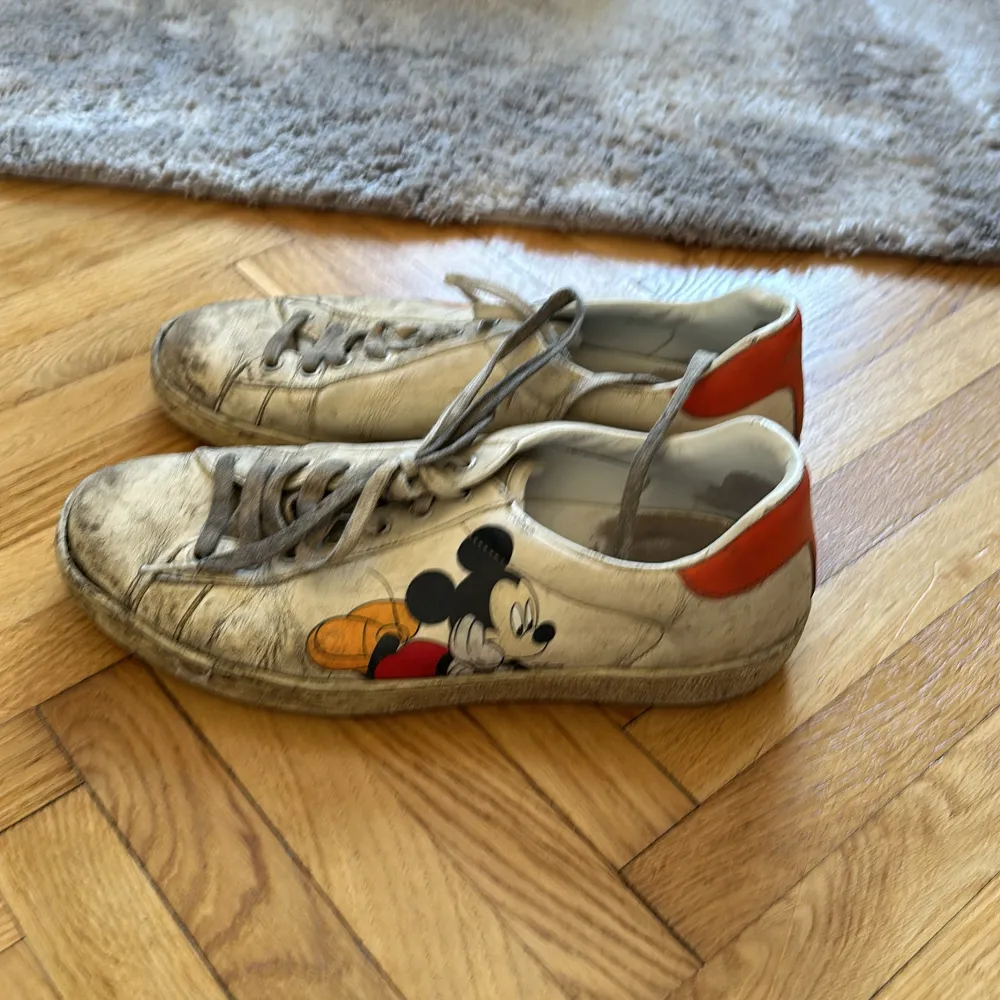 Limited edition sneakers från Guccis samarbete med Disney. Använt skick men kanske går att putsa upp? Skolåda finns. Skor.