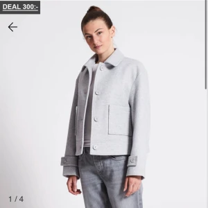 grå kappa från lager 157 - säljer en superfin grå kappa från lager 157, skick 9/10! 