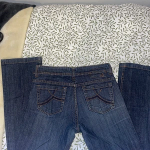 Lågmidjade Jeans 👖  - Ett par dösnygga lågmidjade jeans som tyvärr är för små för mig. Inga defekter och i storlek 36. Köpta i spanien så vet inte märket tyvärr 😩 Jag har vanligtvis M i byxor men tyvärr för små på mig. Säljer för 200 köp direkt för 250💛