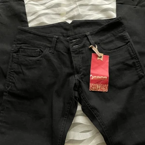Vero Moda svarta low waist jeans med lapp kvar   - Vintage jeans från Vero Moda, storlek 40. Dessa är aldrig använda (Nyskick) och har lappen kvar. Nypris var 359.95kr. Bara skicka ifall ni önskar mer bilder/info! 💕