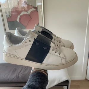 Valentino open - Tjena, säljer dessa feta valentino open! stl 37 men passar 38! Pris inte hugget i sten, skriv om ni har frågor eller vill ha mer bilder👍🏼 Kan gå med på byten