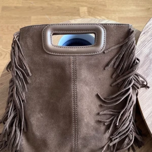 Maje väska - I fint skick. Tyvärr medföljer ej axelband då det är trasigt. Finns nytt att köpa i deras butik 