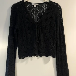 Svart kofta  - Superfin svart kofta med fina detaljer. Helt NY och oanvänd, perfekt till sommaren över toppar och klänningar🫶🏼