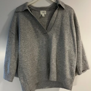 Grå tröja  - En grå, stickad tröja från HM med trekvartslånga ärmar!! Lite nopprig längst ner men inget man tänker på👌🏼