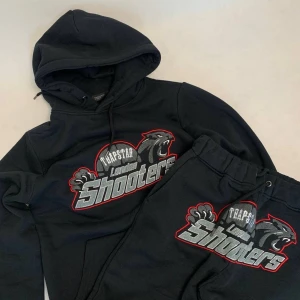 Trapstar Shooter Tracksuit Black Red - Säljer denna trapstar trapstar dress då den inte kommer till användning längre. Skick nästan helt ny bara använd ett få tal gånger. Inget kvitto medföljer men en av tagsen har jag kvar.  