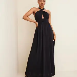 Säljer nu denna superfina klänning från Nelly.  Använd en gång, den är lite uppsydd men passar bra i längden på mig som är 162. Hör av er vid frågor!💓