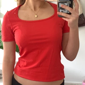 Fin röd topp - Superfin röd topp köpt på en vintagebutik❣️ Jag har aldrig använt tröjan och den har inga tecken på användning💗