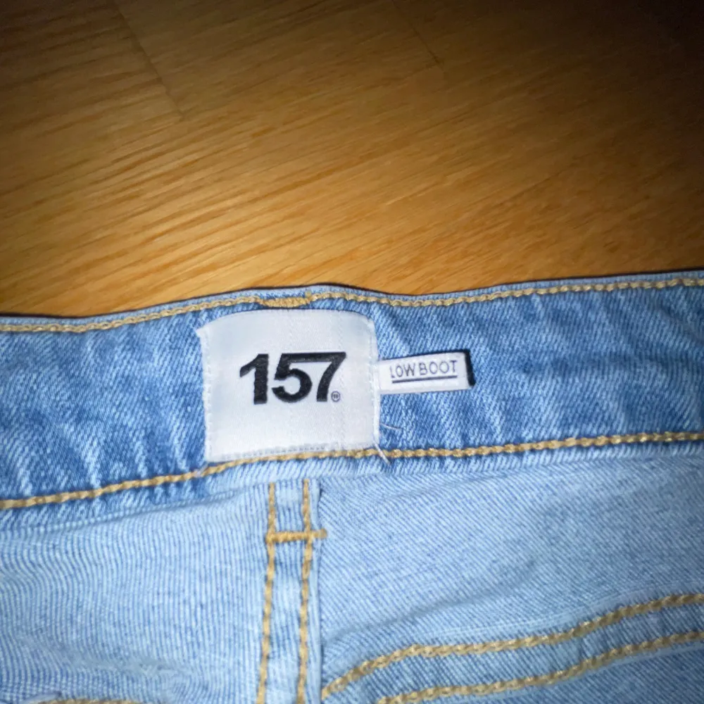 Säljer mina blåa jeans för dem inte kommer till användning, Köpt för typ 300kr på lager157, använt typ 5 gånger så säljer för 110kr!! Opss, har klippt upp byxorna lite också!!. Jeans & Byxor.