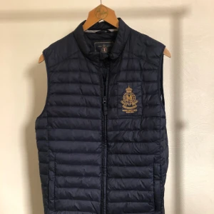 Morris Gentlemen Väst - Marin blå Morris gentlemen väst i storlek medium är i bra skick knappt använd 