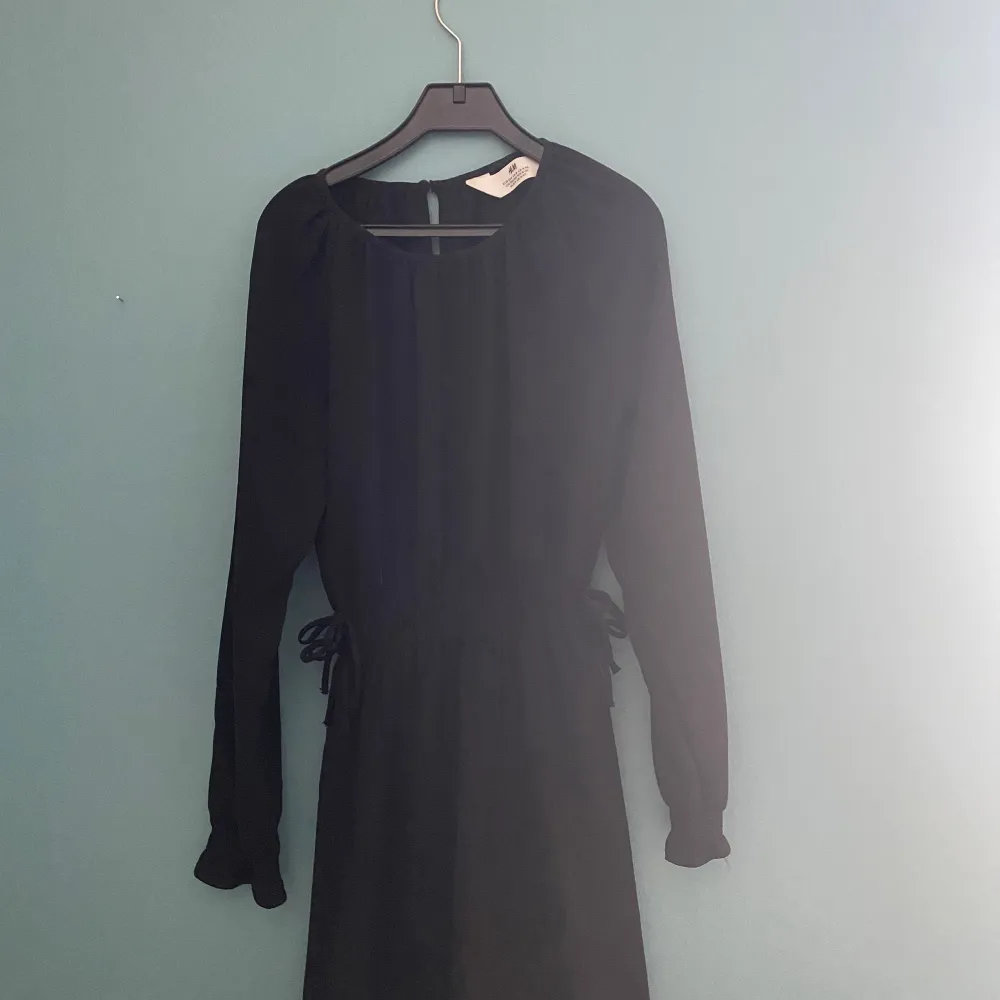 En svart klänning från H&M som är köpt för ca 1 år sedan men endast använd 3 ggr! Den är tyvärr för liten för mig men jag skulle säga att den är väldigt stretchig och passar större storlekar! Pris går att diskutera vid snabb affär!. Klänningar.