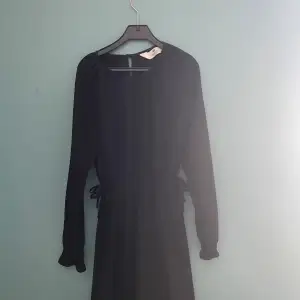 En svart klänning från H&M som är köpt för ca 1 år sedan men endast använd 3 ggr! Den är tyvärr för liten för mig men jag skulle säga att den är väldigt stretchig och passar större storlekar! Pris går att diskutera vid snabb affär!