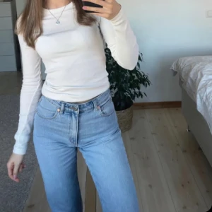 Abrand jeans - Säljer mina Abrand “94 high straight” Jeans.  Byxorna är väl använda men i bra skick. Köpta för 1299. Skriv gärna vid frågor💕 priset går att diskutera.  Midjemått - 29   Innerben - 79